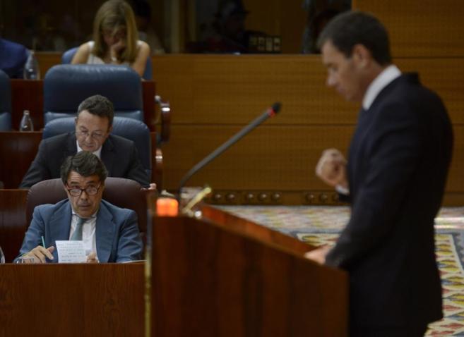 Toms Gmez en la Asamblea con Ignacio Gonzlez al fondo.