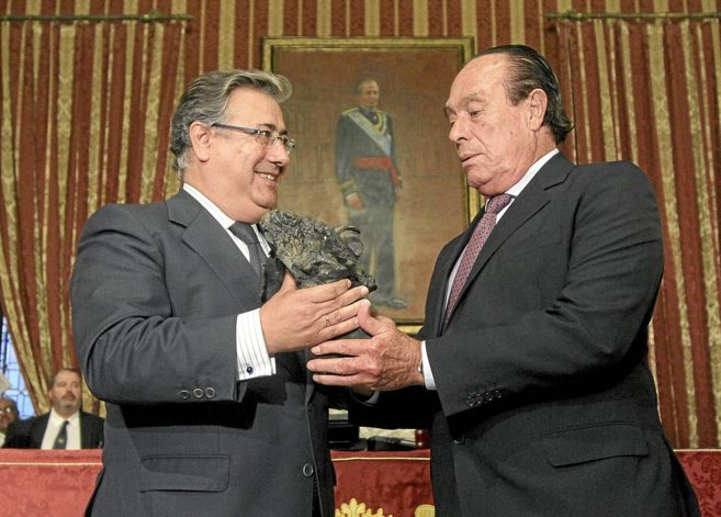 El alcalde de Sevilla entrega el premio taurino del Ayuntamiento a...