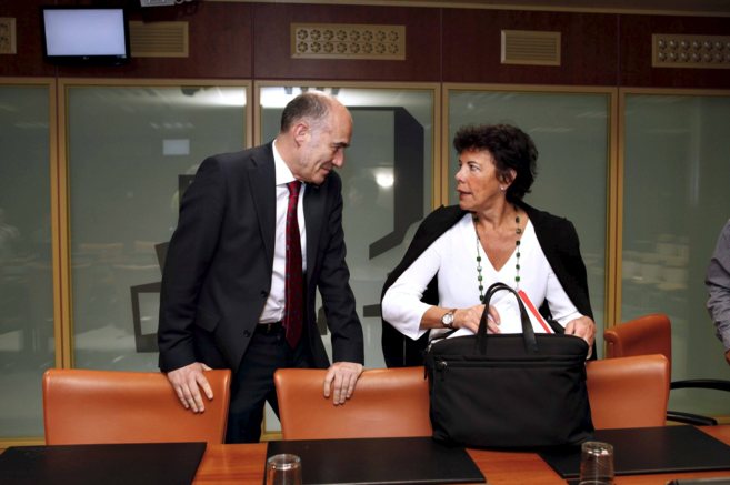 Isabel Cela con el rector de la UPV en una comisin parlamentaria.