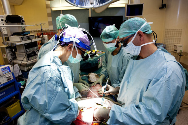 Operación de trasplante de útero en la paciente que ha sido mamá