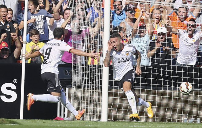 Otamendi celebra su gol, el tercero del Valencia CF, con Paco...