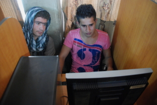 Dos jvenes  en un cibercaf en Kabul.