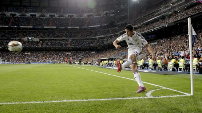 El centrocampista colombiano del Real Madrid, James, realiza un saque...