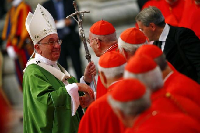 El Papa saluda a varios cardenales en el Vaticano.