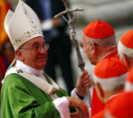El Papa saluda a varios cardenales en el Vaticano.