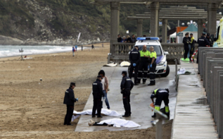 Los cuerpos de los surfistas en la arena de la playa de Zarautz. Efe