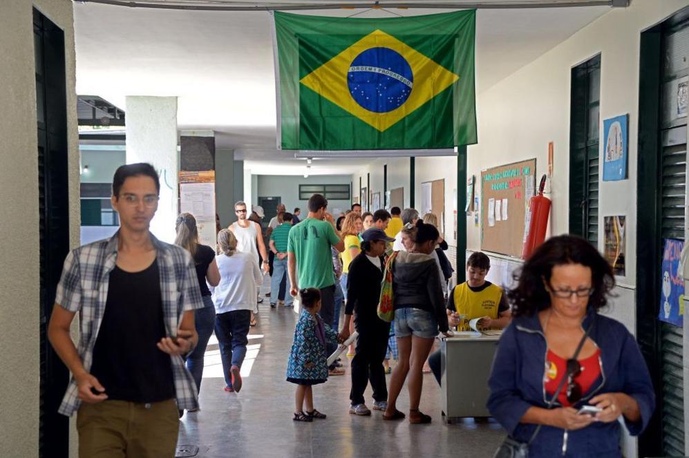 Votantes brasileos ejercen su derecho en un colegio electoral de...