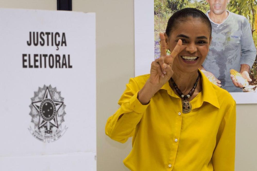 Silva hace la 'V' de victoria tras personarse ante las urnas en Rio...