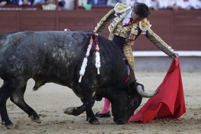 Soberbio natural de Diego Urdiales al segundo toro de Adolfo Martn.