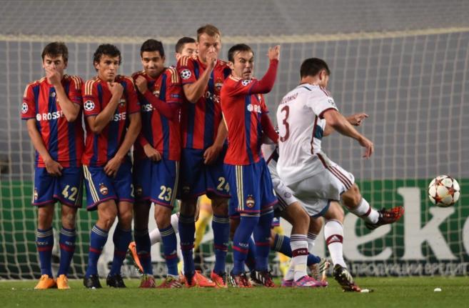 Xabi Alonso lanza una falta en el duelo entre el CSKA y el Bayern del...