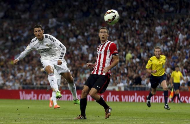Cristiano Ronaldo dispara a puerta en el partido ante el Athletic.
