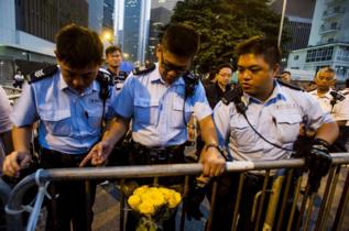 Policas quitan barreras de las calles de Hong Kong.