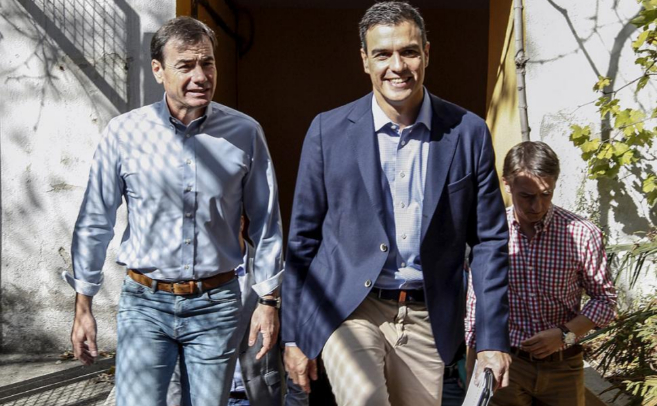 El lder del PSOE, Pedro Snchez, ayer con Toms Gmez en un acto...