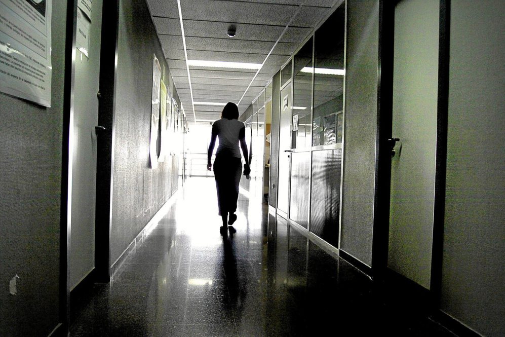 Una paciente recorre un pasillo del rea de psiquiatra del Hospital...