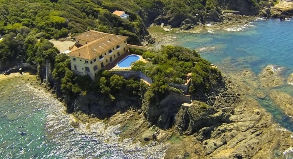 Vista aérea de la impresionante propiedad, ubicada junto a una playa...