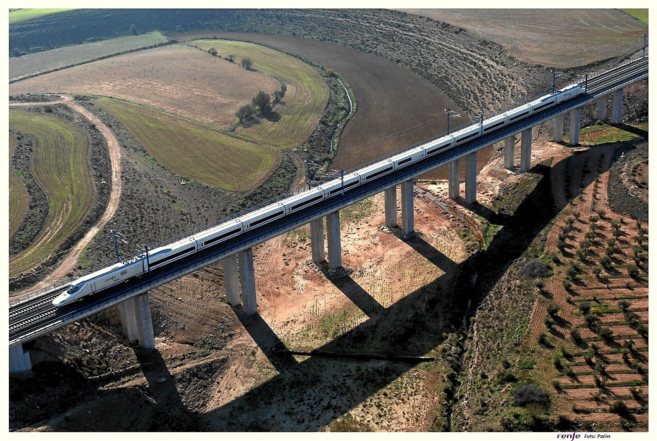 El AVE por un viaducto en la provincia de Mlaga.