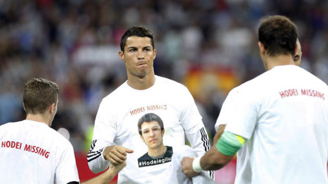 Ronaldo y otros jugadores del Real Madrid en el momento de salir al...