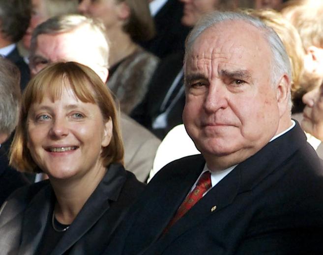 El ex canciller alemn, Kohl, y la actual jefa del Gobierno germano,...