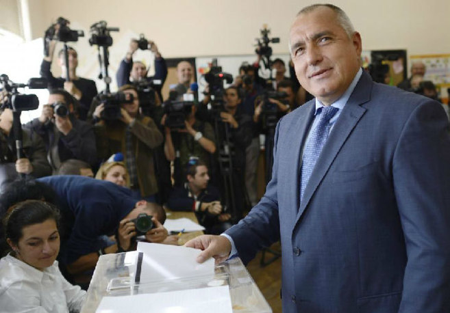 Borisov, lder del conservador GERB, deposita su papeleta en un...