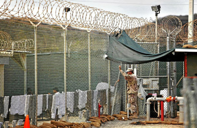Un soldado estadounidense vigila a varios presos de Guantnamo en una...