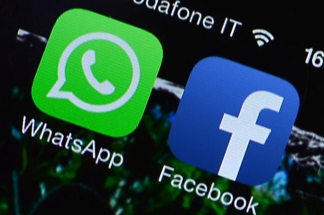 Iconos de las aplicaciones de WhatsApp y Facebook
