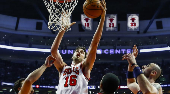 Pau Gasol anota con su nuevo equipo, los Chicago Bulls.