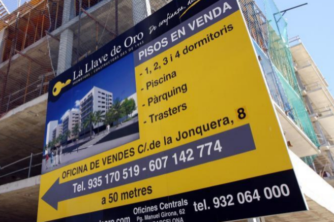 Un cartel anuncia la comercializacin de pisos en construccin en...