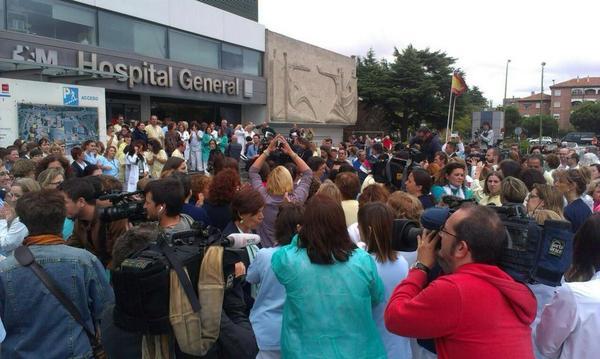 Protesta ante el Hospital de la Paz. | @HULPenlucha | Twitter