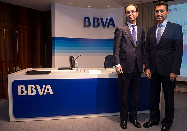 Los responsables del BBVA en la presentacin del informe en Bilbao.