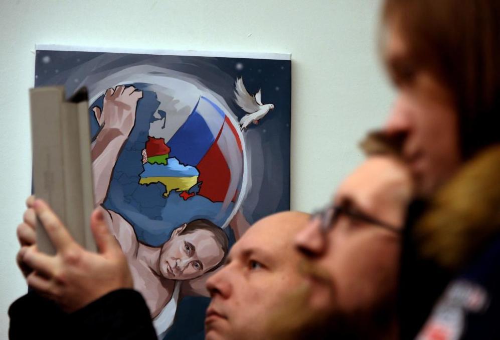 Visitantes de la exhibicin de arte 'Las 12 labores de Putin'