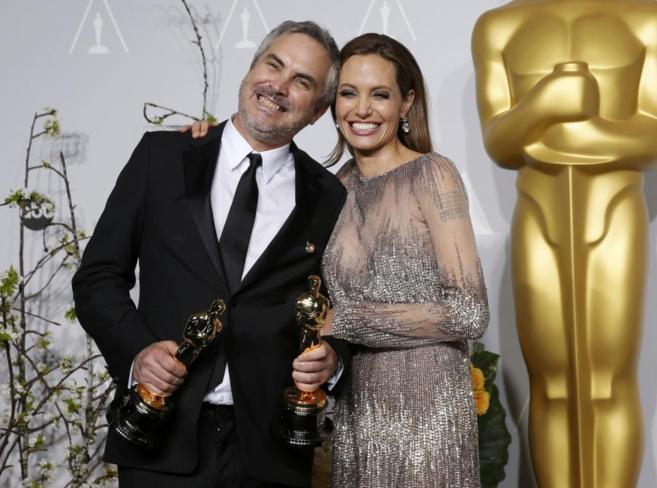 Cuarn posa con Angelina Jolie y los Oscarsa Mejor Director y Mejor...