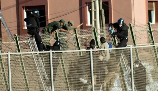 Gendarmes marroques golpean con palos a los inmigrantes en un salto...