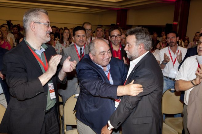 Pastrana abraza a Fernndez Sevilla en el congreso de mayo de 2013,...
