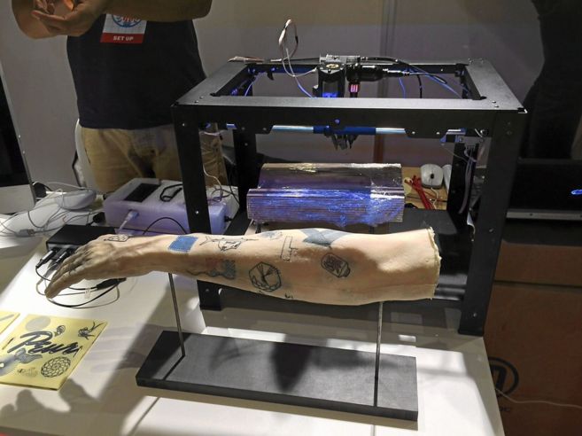 Prototipo de una impresora 3D de tatuajes presentado en la Feria Maker...