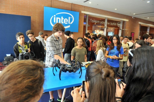 Un robot araa presentado en el expositor de Intel en la Feria Maker...