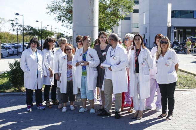 Sanitarios concentrados ayer a las puertas del Hospital La Fe.