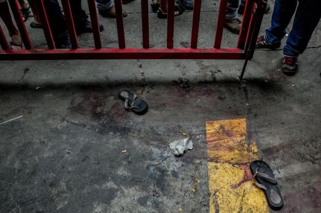 Restos de sangre de los enfrentamientos entre chavistas en Caracas.