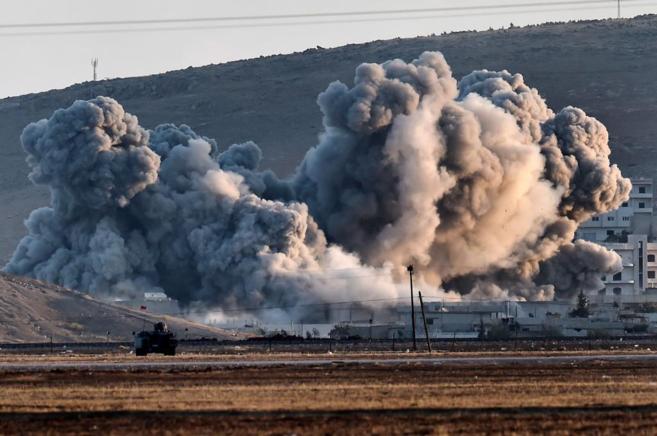 El humo se eleva durante los ataques areos sobre Kobane,