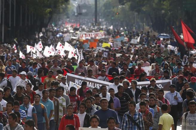 Protesta por la desaparicin de los 43 estudiantes en Mxico DF.
