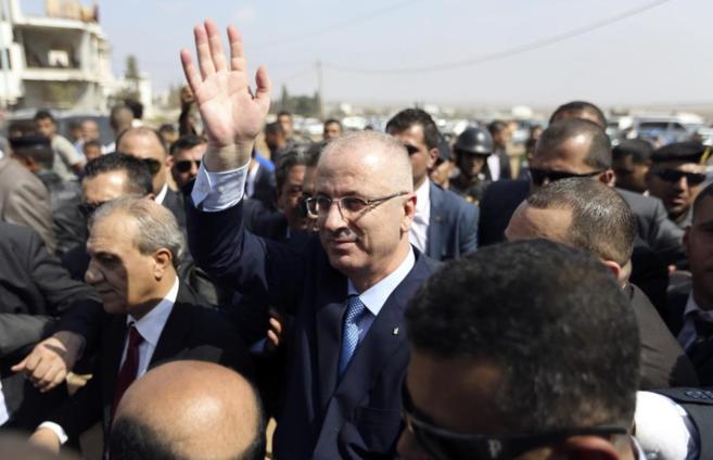 El jefe del Gobierno palestino, Rami Hamdala, llega a Gaza bajo...