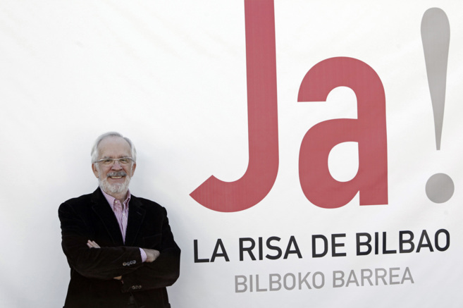 Forges ante el cartel del Festival La Risa de Bilbao.