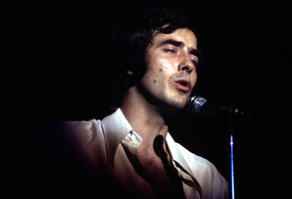 Un jovencsimo Serrat durante un concierto en el ao 1976.