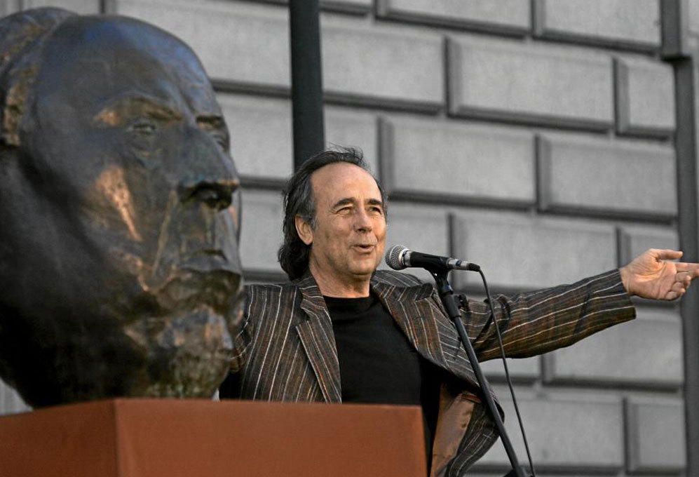 Serrat junto al busto dedicado a Antonio Machado en Madrid mientras...