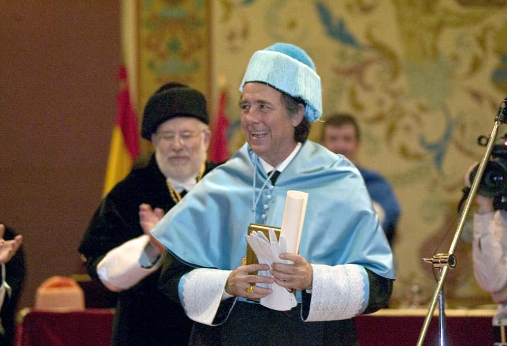 En el ao 2006, Joan Manuel Serrat fue investido como doctor honoris...