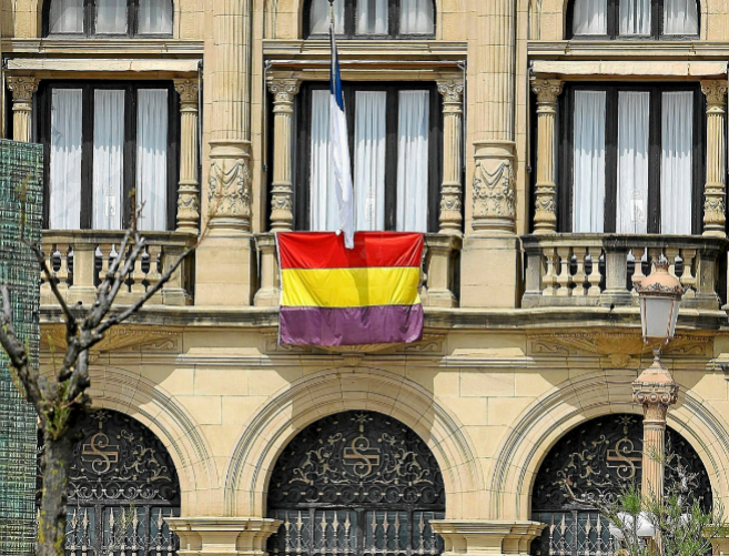 Vista de la bandera republicana en la fachada del Ayuntamiento de San...