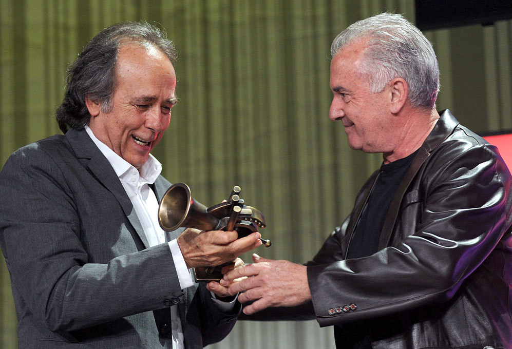 En 2011 su amigo Vctor Manuel le entreg el Premio de la Msica en...