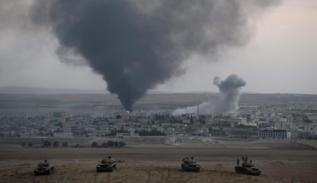 Una columna de humo sale de un edificio de Kobani.