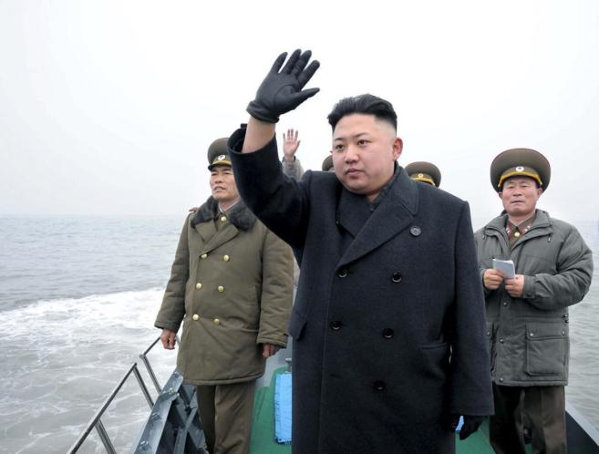 Kim Jong-un, inspeccianando las defensas de la costa con varios...