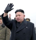 Kim Jong-un, inspeccianando las defensas de la costa con varios...