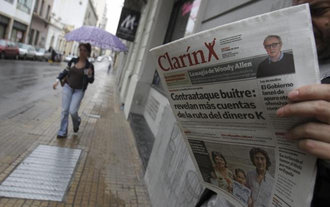 Un hombre lee el diario Clarn en el centro de Buenos Aires
